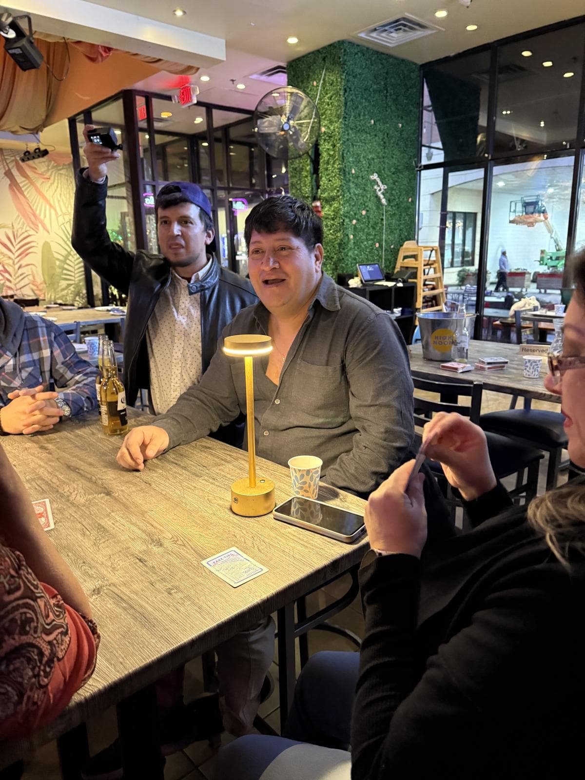 Ambiente del salón durante una partida, entre risas y conversación