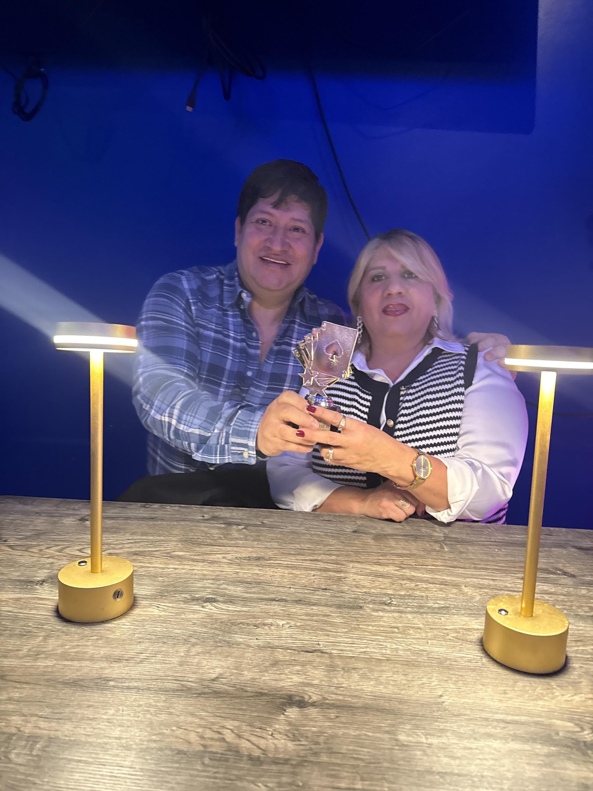 La pareja campeona sostiene el trofeo tras la final